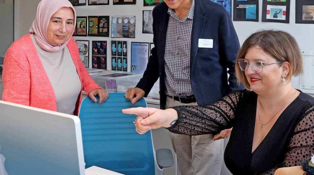 Selif Sarbalkan und Dr. Steffen Creuz am Arbeitsplatz von Heike Isabell Dengel (rechts) in der Mediengestaltung des Therapeutikums in Heilbronn-Sontheim . Foto: Ralf Seidel