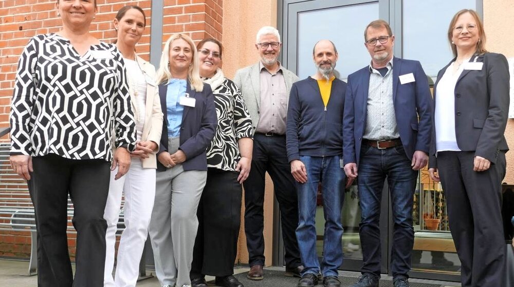 Abbildung: Neue Anlaufstelle für psychisch erkrankte Menschen — Ärztlicher Direktor Dr. Matthias Michel (Mitte) und Uwe Hellwich (2.v.r.) freuen sich mit Dr. Kathrin Eckstein (r.) und ihrem Team über den Start der PIA. Foto: Harald Schmidt Abbildung: Neue Anlaufstelle für psychisch erkrankte Menschen