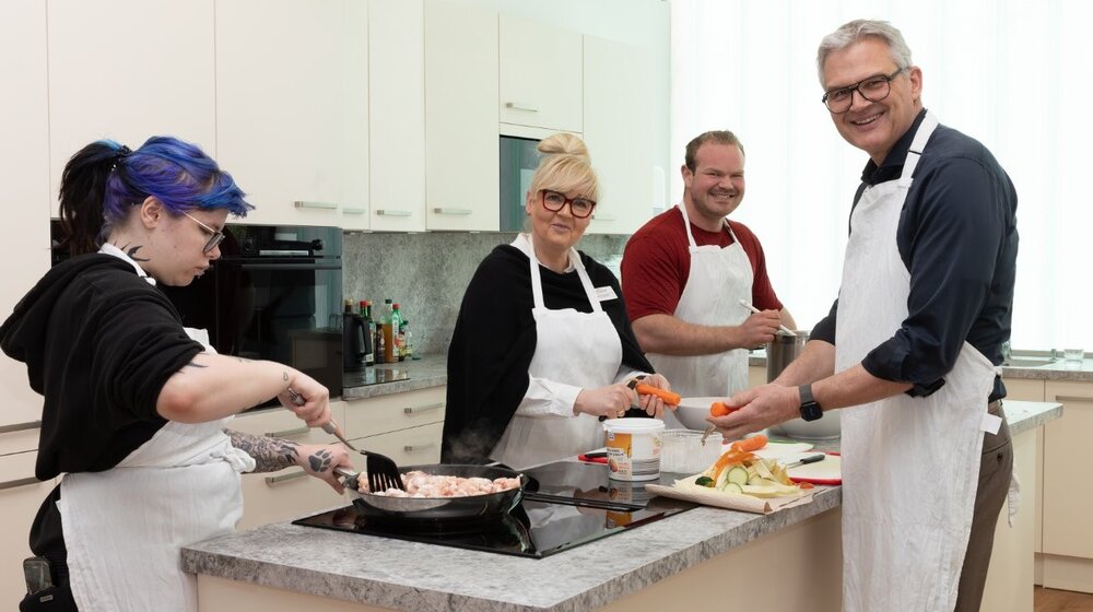 Abbildung: Gemüse schneiden, Ideen teilen - Oberbürgermeister Hertwig zu Gast im THERAPEUTIKUM