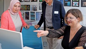 Selif Sarbalkan und Dr. Steffen Creuz am Arbeitsplatz von Heike Isabell Dengel (rechts) in der Mediengestaltung des Therapeutikums in Heilbronn-Sontheim . Foto: Ralf Seidel