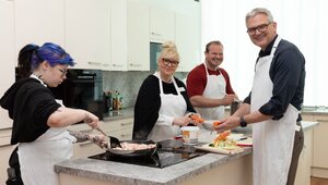 Abbildung: Gemüse schneiden, Ideen teilen - Oberbürgermeister Hertwig zu Gast im THERAPEUTIKUM